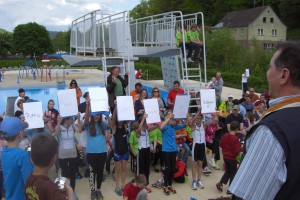 Schülerdemonstration im Freibad Gemünden - Pro Hallenbad