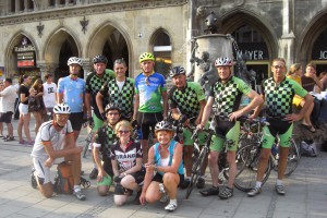 Die Teilnehmer vor dem Rathaus in München, mit im Bild Ingeborg, die uns die lezten 50 km begleitet hat.