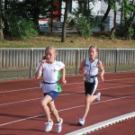 Hannah und Lea beim Bahnlauf